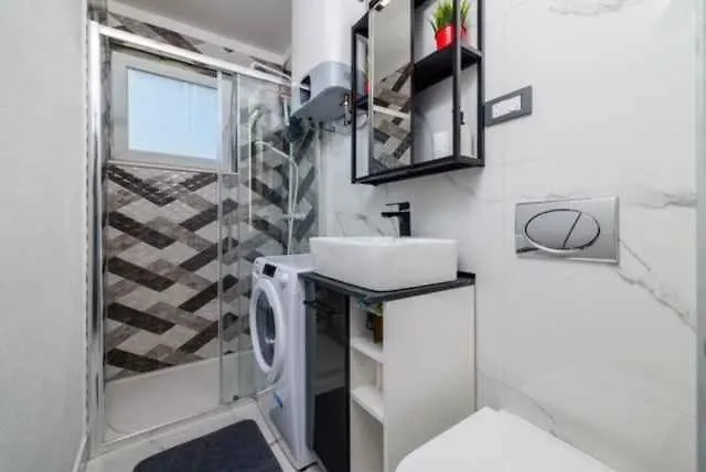 Near In 51716 Apartman *